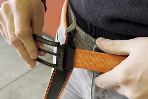 Firebelt recycle et transforme les lances à incendie usagées en objets utiles et ceintures designs