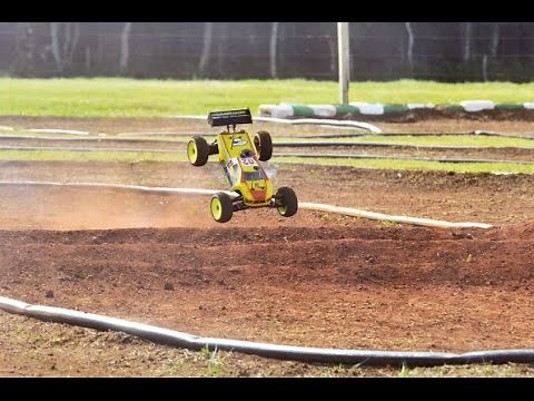 Carrera de carros a control remoto 4x4