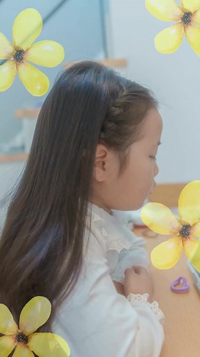 「忙しい朝でも簡単！プロ美容師が教える『前髪カチューシャ風アレンジ』で、お子さんの前髪が邪魔にならない可愛いスタイルを実現します！🎀 幼稚園や小学校に通う女の子にピッタリの時短ヘアアレンジで、崩れにくく動きやすいデザインに仕上げました。 この動画でわかること： ✔ 簡単にできる前髪カチューシャの作り方 ✔ 崩れにくいヘアアレンジのコツ ✔ プロが使う道具やテクニック おしゃれで実用的な子供向けのヘアスタイルをぜひお試しください！ #ヘアアレンジ #子供ヘアアレンジ #前髪アレンジ動画