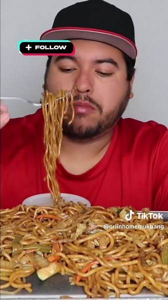 Why is this silent noodle session from a metal tray weirdly intense… and low-key satisfying to watch?? 😳🍜🔥 #mukbang #asmr #foodie #fyp #tiktokfood