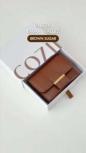 👀✨ UNBOX TIME! Meet EMMA WALLET Brown Sugar compact and chic for your everyday essentials. #Coziibag #Coziieveryday #CoziibagEmmawallet #COZII #COZIIEmmawallet #Coziigirls | Cozii Bag