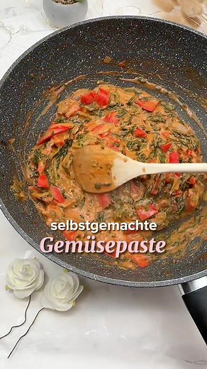 🥕🍅Gemüsepaste selbstgemacht -2 Gläser je 350 ml auf Vorrat- 🍅Zutaten: 500 g Suppengemüse 2 Knoblauchzehen 5 getrocknete eingelegte Tomaten 15 g Oregano (getrocknet) 15 g Basilikum (getrocknet) 150 g Salz 🍅Zubereitung: 1. Alle Zutaten zusammen in einen Mixer geben und fein zerkleinern. 2. Die Paste für etwa 12 Minuten einkochen - entweder im Topf. 3. Noch heiß in ein sauberes Vorratsglas füllen, gut verschließen und über Nacht ziehen lassen. ❗️Anwendung: 1 TL Gemüsepaste ersetzt 1 TL Gemüsebr