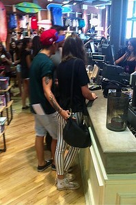 Louis Tomlinson de One Direction et sa blonde Eleanor Calder au Urban Outfitters de Montréal - Hollywoodpq.com