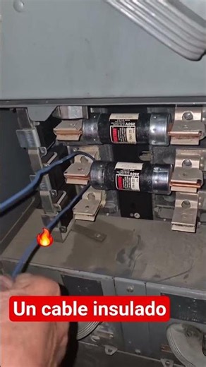 con un cable insulado para jalar los fusibles #jmselectric
