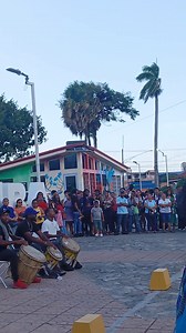 CULTURA VIVA EN HONDURAS [] Cuando los tambores vibran, la danza garífuna cobra vida. Y eso fue lo que vivimos en el tributo a La Ceiba, que pronto estará cumpliendo sus 147 años de fundación. Un regalo de los estudiantes de la UPNFM. #Garifunas #LaCeiba #147años | Diario del Aguán