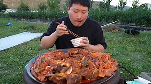 My father can't do mukbang. I'm eating alone. Braised kimchi with beef ribs! | 가족먹방 Family Mukbang