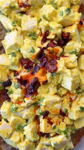 Tofu ‘Egg’ Mayonnaise (on toast with crispy chilli oil) 🍞 full recipe is on the SO VEGAN web + app