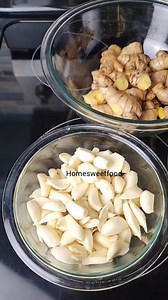 Prepping and freezing ginger and garlic helps save time in the kitchen while preserving their natural flavor and nutrients. When stored properly in airtight containers, they remain fresh-tasting and safe to use directly from the freezer. Ginger and garlic can be stored frozen for up to 3 months without significant loss of quality.🧄🫚 Note: Why freeze ginger & garlic? • Reduces daily prep time • Helps prevent food waste • Maintains aroma, flavor, and beneficial compounds. How to store: • Peel an