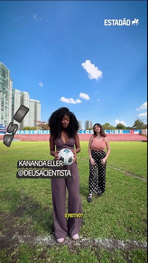 ⚽️ Seja futebol, tênis ou corrida, as regras do seu esporte favorito podem precisar mudar em breve. O motivo? As mudanças climáticas. Neste episódio do “E eu com o clima?”, a nova série de vídeos do #Estadão, Kananda Eller, a @deusacientista, vai nos mostrar como o desempenho do seu time do coração e a transformação do clima no planeta estão mais conectados do que você imagina. Referências: -Goldblatt, David. Playing against the clock: Global Sport, the Climate Emergency and the Case For Rapid C