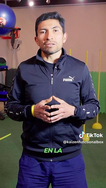 💪 ¿Vas a hacer deporte o realizar alguna actividad física? No olvides el acondicionamiento físico. Antes de jugar, correr o entrenar, prepará tu cuerpo con unos minutos de calentamiento. 🔹 Previene lesiones 🔹 Mejora tu rendimiento 🔹 Activa mente y músculos 👉 ¡5 a 10 minutos de movimiento pueden marcar la diferencia!. #KAIZEN #FunctionalBox