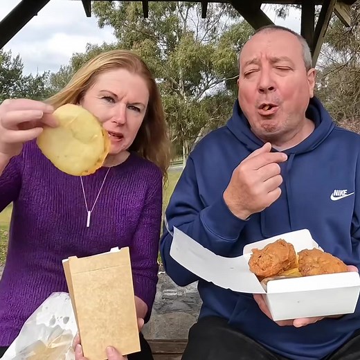 Southern Fried Chicken From Rosanna’s Street Food #chicken #fyp #southern #fried #street #food #tiktokfood #takeaway #stayfresh #fypシ #review #eetswa #chips #meal #potato #gravy #scallops