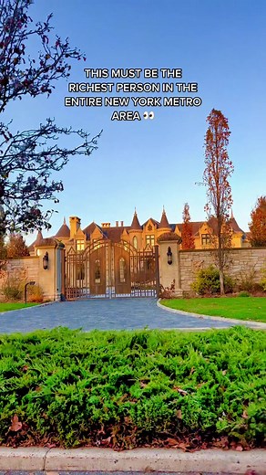 20 Mins outside of NYC. I can’t believe people live like this 😩 #megamansion #mansion #mansiontour #rich #wealth #millionaire #billionaire #luxuryhomes #luxuryrealestate #luxurylife #luxuryliving #millionairessteps #millionairemindset #billionairesoftiktok
