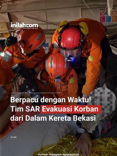 Situasi di dalam gerbong pasca kecelakaan antara KA Argo Bromo Anggrek dan Commuter Line di Stasiun Bekasi Timur memperlihatkan kondisi yang cukup menantang bagi tim evakuasi. Gerbong yang ringsek dan saling menghimpit membuat proses penyelamatan harus dilakukan dengan ekstra hati-hati. Petugas berupaya memastikan setiap korban dapat dievakuasi dengan aman dari dalam rangkaian. Tim gabungan dari Basarnas, TNI, dan Polri terus bekerja di lokasi, fokus pada penyelamatan korban serta memastikan tid