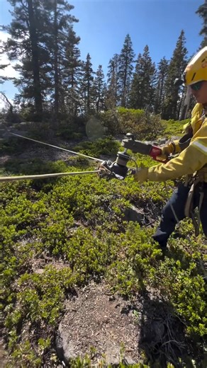 Understanding forces and angles is critical when building safe, effective rescue systems. Here, @usartaskforce32 and team put that knowledge into action—using a monopod as a high point to make that edge transition so much better! 📹 @usartaskforce32 | Sterling Rope