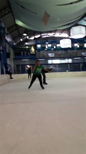 Patinando en hielo ⛸️❄️ #viral 🥳#patinajesobrehielo #youtubeshorts ✌️