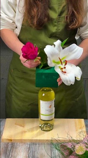 Probieren Sie diese Blumenarrangement auf einer Flasche aus