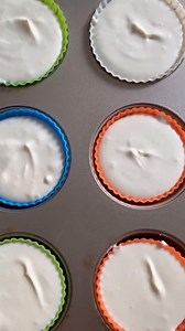 ✨ Cheesecake de Oreo SIN HORNO y en versión individual ✨ ¿Te imaginás un postre cremoso, fácil y que no lleva horno? 🤩 Guardá esta receta porque te va a salvar más de una vez. 📝 Ingredientes • 1 paquete de galletitas Oreo • 60 g manteca derretida • 300 g queso crema • 100 ml crema de leche • 1 cdita esencia de vainilla • 3 cdas azúcar • 100 g chocolate blanco • Extra Oreo para decorar 👩‍🍳 Preparación 1️⃣ Base: Procesá las Oreo y mezclalas con la manteca. Colocá la mezcla en moldes de muffins