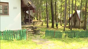 Voineasa, o statiune in ruina dupa ce a fost impartita intre sindicate. "Pe vremuri, nu aveai loc de turisti, acum sunt 30"