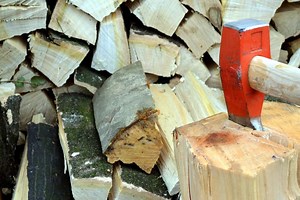 Best Splitting Mauls Review for Firewood and Outdoor Use