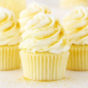 Champagne Cupcakes! Moist,fluffy and full of champagne flavor! Perfect for New Year’s Eve or any special occasion! Recipe: https://www.lifeloveandsugar.com/champagne-cupcakes/ Pin it for later: https://www.pinterest.com/pin/113012271888456872/ | Life, Love and Sugar