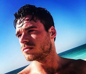 Bodyguard hunk Richard Madden leaves fans swooning with holiday snap