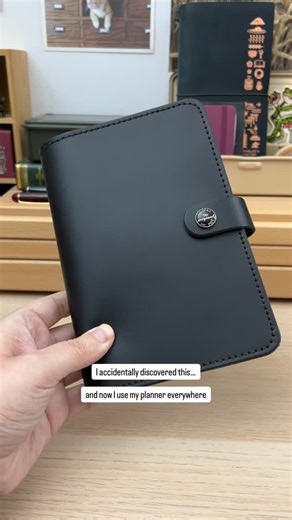 fer_plans • Planners & Fountain Pens on Instagram: "One of the reasons the Filofax The Original remains my favorite ring planner cover is a small, almost hidden detail: the back strap can hold a few pages securely in place, creating a firm writing surface even when I’m away from my desk. Combined with slitted ring planner pages, so I can add or remove inserts without opening the rings, this setup makes planning possible on the sofa, in bed, or anywhere life happens. That small reduction in frict