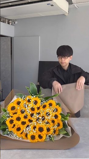 プロポーズに贈るひまわりと白いバラにかすみ草を加える花束をラッピング #花束 #花屋 #花 #プロポーズ #ラッピング