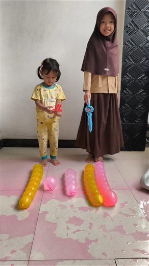 Meletuskan Balon ulat kecil, sedang dan besar bersama Kaka 🥳🎉 #shortvideo #meletuskanbalonair