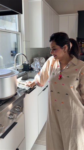 Roohi Anwar on Instagram: "Paya Dawat prep.. . . #christmas #christmaseve #desichristmasvibes #soulkashh #payarecipe #wintervacation"