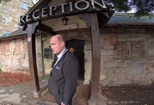 Yorkshire Rose and friend sightseeing | For A Traditional Britain