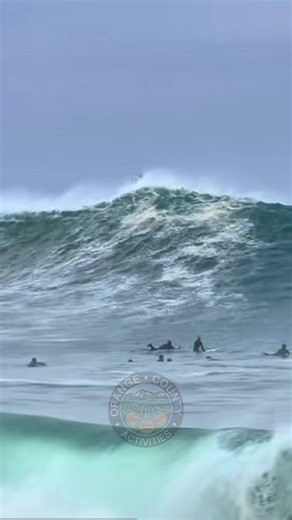 Newport Beach Ca 📍Hurricane Marie brings Massive 15 to 20 Foot Swells 🌊 to southern beachs #orangecountyactivities #fyp #hurricanemarie #hugewaves #newportbeach
