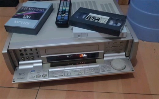 JVC胜利WVHS高清Hivision muse制式录像机型号HR-W5模拟录像机兼容wvhs，svhs和普通vhs录像机解析度达到1125线实际播放画质视频