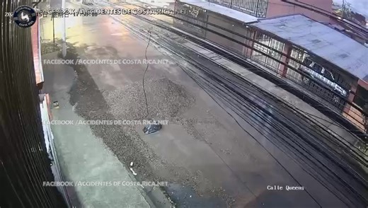 Accidentes de Costa Rica | Vehiculo colisiona contra montículo de arena en el Hatillo 3 ,al costado de Taquería de Costa Rica #SomosACRnet | Instagram
