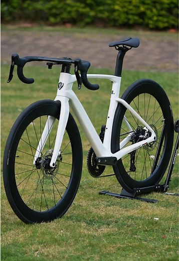 CYCLONE-Shimano Di2 | Carbon Speed, Effortless Shifts⚡ Ride like the wind with CYCLONE 🌪️ Carbon fiber finish that slaps 🔥 Full carbon build—frame, handlebars, fork, seatpost AND wheels 🚴 Lightweight domination, unlocked! Shimano 105 Di2 electronic shifting? YOU BET ✅ Buttery-smooth gear changes at your fingertips 🤌 Zero lag, zero hassle—just pure cycling bliss! 50mm wave-shaped wheels slice through wind like a knife 🔪 Maxxis ultra-light tires for that featherweight ride feel 🛞 Speed demon