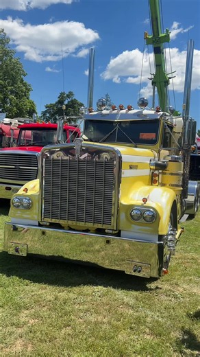 Kenworth Big Diesel Trucks: Large Car Showcase