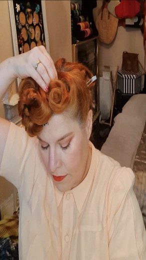 6.2K views · 190 reactions | FULL TUTORIAL ON ITS WAY SOON #pinupcurl #vintagehairstyling #vintageenthusiast #vintagehairtutorial #vintagehairinspiration #40shair #40shairstyle #40shalfupdo #vintagehairhowto #hairhowto #doyourhair | Pin Up Curl - Bridal & Vintage Hairstyling, vintage style accessories | Facebook