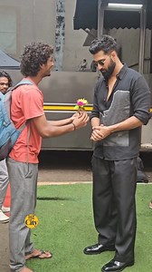 Vicky Kaushal greeted by a fan, who made a special gift for the actor! #vickykaushal #Vicky #badnews #bollywood #moviefans | HT City