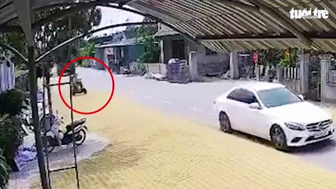 Xe tải tông 2 mẹ con tử vong, khu vực tai nạn có phơi lúa gần nửa lòng đường