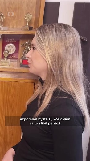 Reportéři ČT on Instagram: "Hráči se dozvěděli, že zatímco jedou autobusem, koná se zmanipulovaný zápas, kde za ně hraje někdo úplně jiný. Jak fungují sázkařské podvody ve fotbale? Podívejte se na ukázku. ▶️ Celou reportáž Adély Paclíkové „Prohra jako výhra“ najdete v iVysílání."