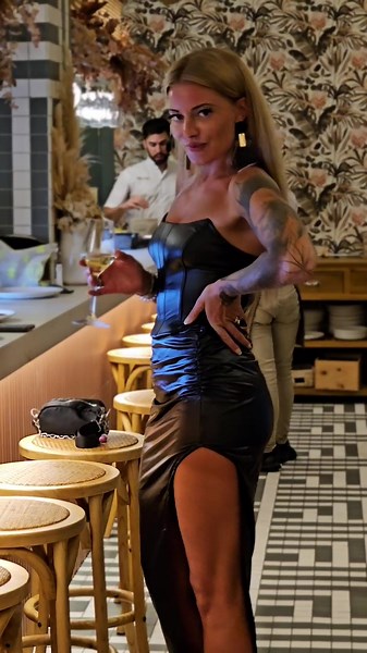 let's have a drinks together 🥰 #drink #restaurant #date #datenight #datenightoutfit #leather #leatherdress #prettylegs #prettywoman #tattoo #blonde #champagne