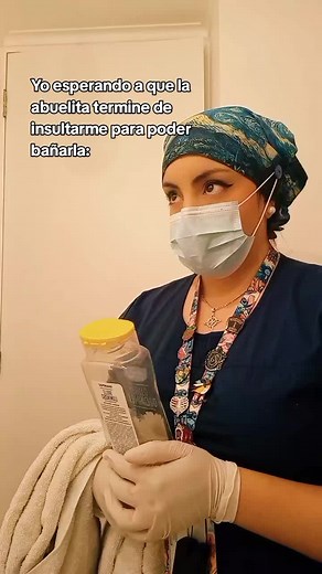 Insultos de la abuelita en espera de ser bañada: humor de enfermería en Chile