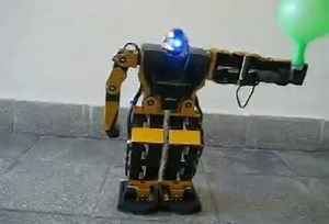 Robonova felfúj egy lufit.