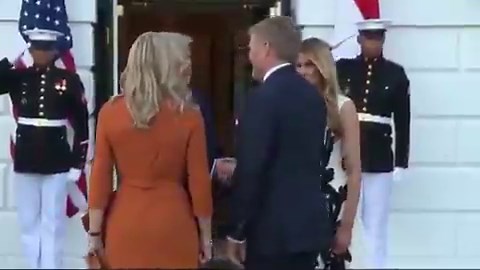 🇺🇸 トランプはオランダの高官との非公開ディナーで、イラン戦争を早く終わらせたいと述べた。彼の計画は、イランに対する最大限の経済圧力を強化し、経済をさらに締め付けて、実質的な譲歩を引き出すために交渉の場に戻すことだ。トランプの典型的なアプローチは、長期的な軍事紛争の代わりに経済的な影響力を使うことだ。彼は、イランの既に苦しい経済をさらに打撃することで、戦闘を続けるよりも早く交渉の場に引き戻せると賭けている。イラン側が制裁疲れを起こしているかどうかが、この戦略の成功を左右する。