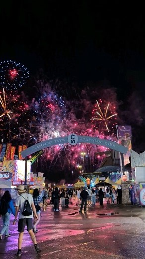 one of the best things about fireworks is how they look 😽 #calgarystampede #yyc #calgary #fireworks #calgaryevents #teampixel #yycfun | CMcalgary