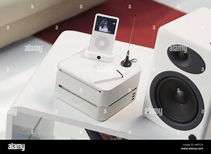 Apple, iPod video, Mac Mini, antenna, loudspeakers, detail, no property release, series, electronics, electro-appliances, technology, conversation, conversation-electronics, indoors, rendering, rendering-appliance, storage-medium, films, videos, computers, hard disk, external, additional, small, practically, versatilely, Dockingstation, MP3, MP3-Player Stock Photo - Alamy