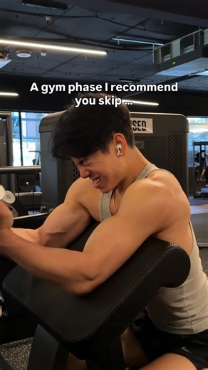 Tom Ma | Online Fitness Coach on Instagram: "A gym phase you need to skip … 👇👇 ❌ 3-4 sets of 10 with the same weight - and wondering why you’re not growing? That was me for months. Zero progress. Wasted hours in the gym. Here’s what actually works: ✅ 2 working sets pushing till complete failure -> that’s where growth happens. NO JUNK VOLUME Here’s my current split: ✅ Day 1 - Upper (full upper body) 👉 flat dumbbell press 👉 incline smith machine press 👉 T-bar row 👉 SA cable lat pulldown 👉 B