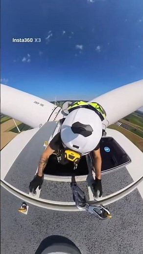 SERVICE TECHNICAN Leon at the Top of a WIND TURBINE ⚡