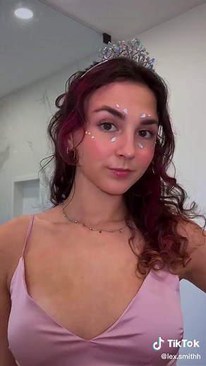 Easy and cute last minute Halloween look🌸 I am using the L’Oréal Paris Colorista spray in hot pink, it makes the whole costume special and washes out in 1 wash. This is my pink princess inspired costume AD . You can get this at shoppers drug mart, I got the shade hot pink! #lorealparis #halloween # ad #lastminutecostume #cutehalloweencostume #princesscostume #collegecostume #colorista @L’Oréal Paris @Shoppers Drug Mart