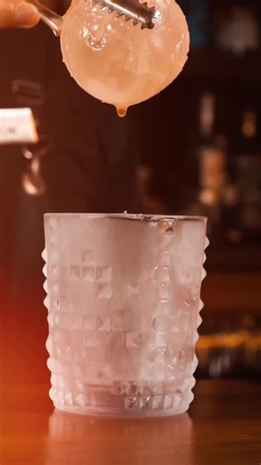 Si te gustan los cocteles cítricos pero con carácter… SACRIFICIO es ese trago que no falla 🍊✨ Guárdalo para tu próxima salida en Polanco. Mestiza. #MestizaPolanco #CoctelesEnPolanco #PolancoCDMX #RestaurantesCDMX #Mixología