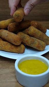 Croquete de carne moída fácil / rápido / super delicioso! Croquete de carne Moída Ingredientes: 2 colheres (sopa) de óleo ou azeite 200g de carne moída 1 dentes alho 1 cebola média ralada 3 colheres (sopa) de pimentão bem picadinho Pimenta do reino Orégano 1 colher (chá) de sal 1 colher (chá) de páprica doce Massa: 2 colheres (sopa) de manteiga 100ml de água 1 xícara (chá) de farinha de trigo pitadinha de sal salsinha a gosto Para empanar: Ovos batidos Farinha de trigo Farinha de rosca óleo para